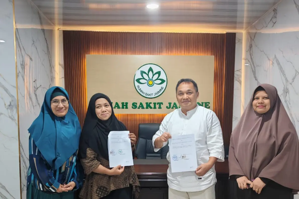 Ketua Pimpinan Daerah ‘Aisyiyah (PDA) Kota Batam, Indrastuti, bersama Direktur RS. Jasmine, Benny Syahputra, dan perwakilan kedua belah pihak selepas penandatanganan kerjasama pelayanan kesehatan. (Liputan6.com)