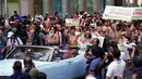 Sejumlah wanita bertelanjang dada saat menggelar GoTopless Parade di New York (28/8). Aksi ini menyerukan kesetaraan gender baik perempuan dan pria dalam telanjang dada. (AFP PHOTO / KENA Betancur)