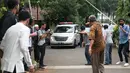 Mobil ambulans yang membawa jenazah aktor yang juga pendiri Partai Demokrat tiba di kediamannya di kawasan Kemang Timur, Jakarta Selatan. (Nurwahyunan/Bintang.com)