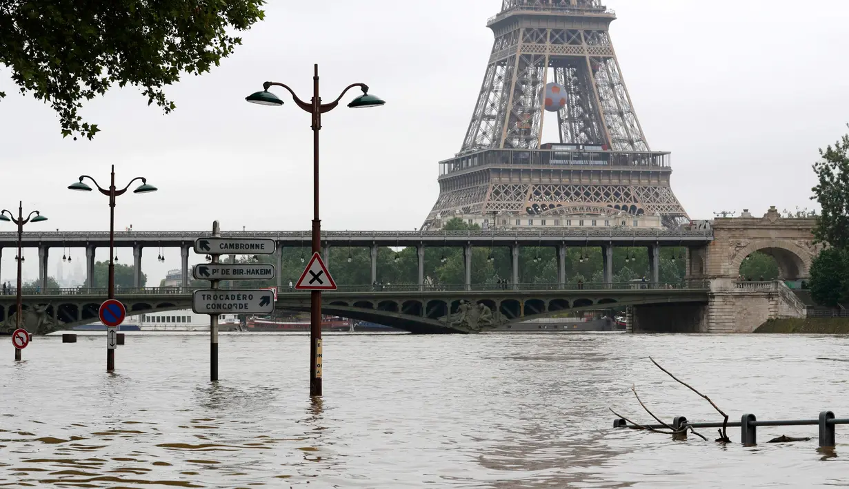 Pemandangan banjir di dekat menara Eiffel, Paris, Prancis, setelah hampir setiap hari hujan lebat menguyur negeri ini, (3/6). Presiden Francois Hollande menetapkan situasi darurat nasional di wilayah yang digenangi banjir. (REUTERS/Philippe Wojazer)