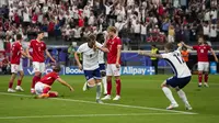 Striker Timnas Inggris Harry Kane mencetak gol ke gawang Denmark pada laga grup C Euro 2024 yang berlangsung di Deutsche Bank Park, Frankfurt (AP)