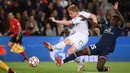 Di awal babak kedua, Manchester City mengurung pertahanan PSG. Pada menit ke-54, Kevin De Bruyne melepaskan tembakan dari dalam kotak penalti yang masih bisa dimentahkan Gianluigi Donnarumma. (AFP/Franck Fife)