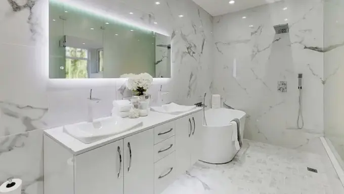 Wastafel Kamar Mandi Serba Putih dengan Kabinet (Foto: work-tops.com)