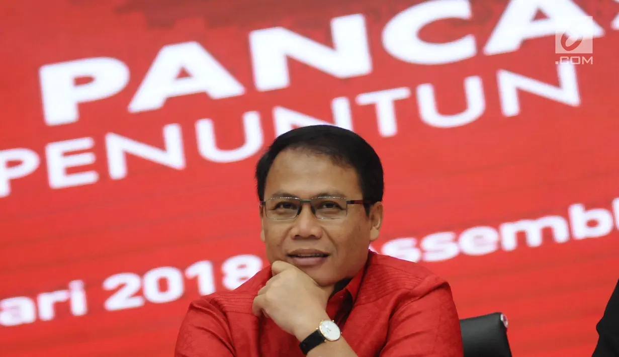 Politisi PDIP, Ahmad Basarah saat menyatakan kesiapan maju dalam bursa bakal Cawagub Jatim di Jakarta, Selasa (9/1). Basarah membenarkan namanya muncul sebagai cawagub pendamping Saifullah Yusuf. (Liputan6.com/Helmi Fithriansyah)
