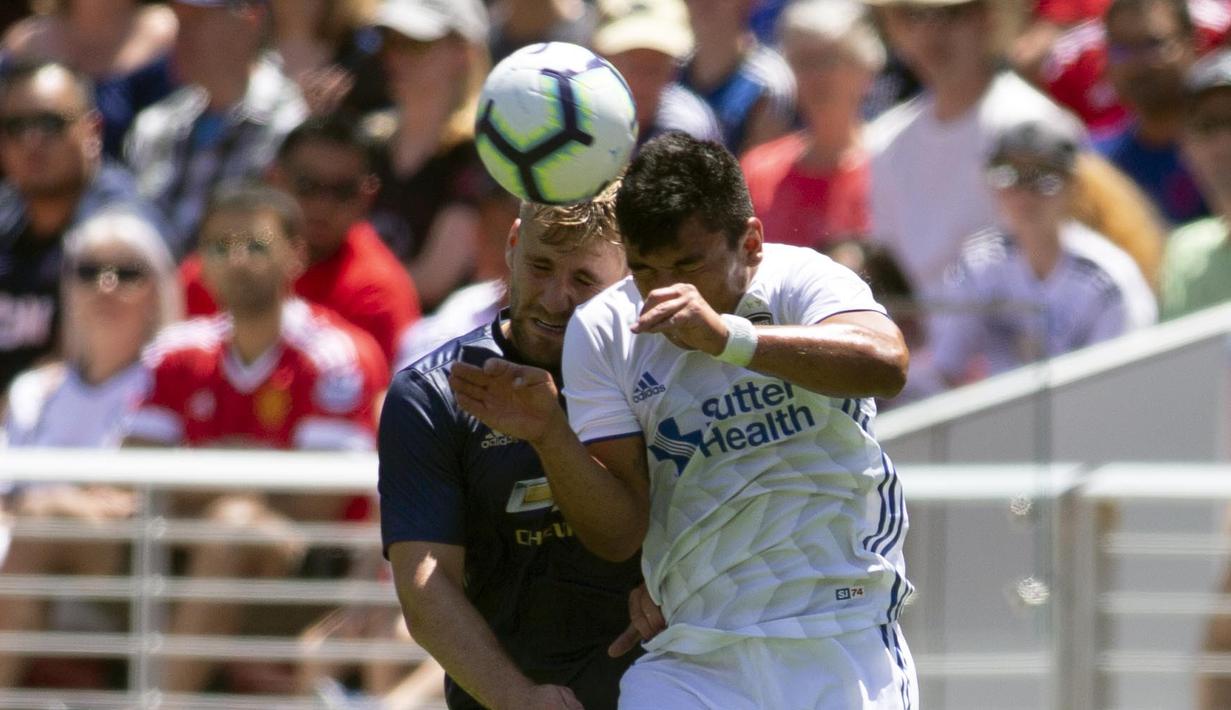 Bek Manchester United, Luke Shaw, duel udara dengan bek San Jose Earthquakes, Nick Lima, pada laga persahabatan di Stadion Levi's, Santa Clara, Minggu (22/7/2018). Manchester United ditahan 0-0 dengan San Jose Earthquakes. (AP/D. Ross Cameron)