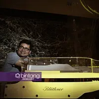 Ananda Sukarlan dikenal sebagai pianis, komposer sekaligus aktivis pendidikan. Berbagai penghargaan telah diraih oleh musisi yang lama menetap di Spanyol itu. (Bambang E. Ros/Bintang.com) 