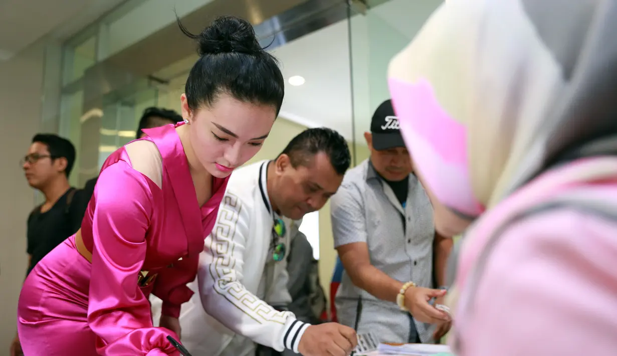 Untuk meningkatkan kemampuannya biar lebih baik, Eneng akan sekolah lagi mengambil paket setelah kasusnya selesai. (Adrian Putra/Bintang.com)