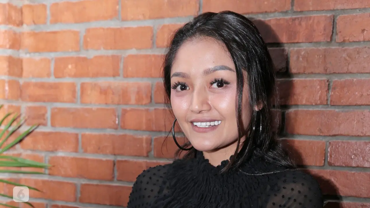 [Bintang] Siti Badriah Tak Masalah Kenakan Pakaian Murah
