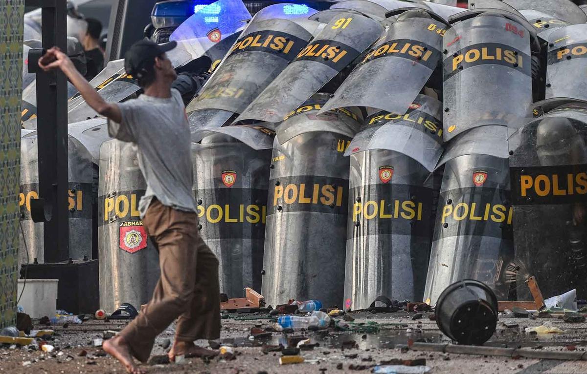 FOTO: Tolak UU TNI, Mahasiswa Lempar Bom Molotov ke Polisi