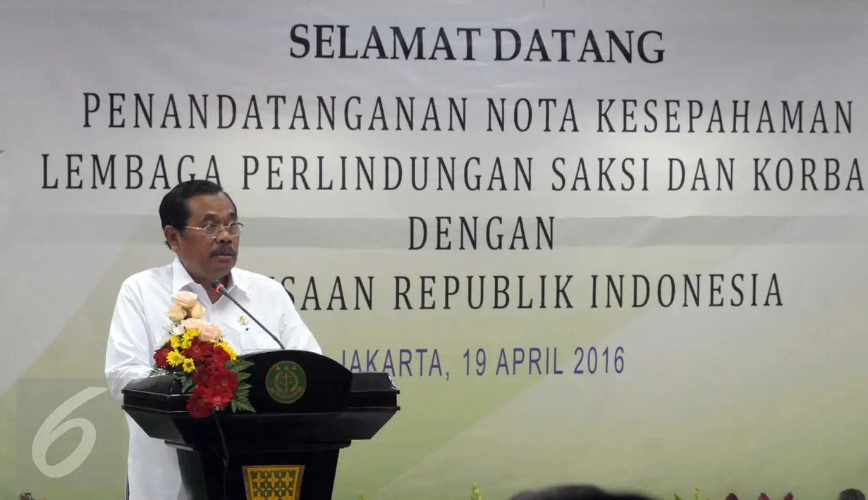 Jaksa Agung M Prasetyo menyampaikan sambutan pada penandatanganan MoU dengan LPSK di Jakarta, Selasa (19/4). Kejagung dan LPSK memperpanjang nota kesepakatan dalam hal perlindungan saksi menyusul habisnya masa MoU terdahulu. (Liputan6.com/Helmi Afandi)