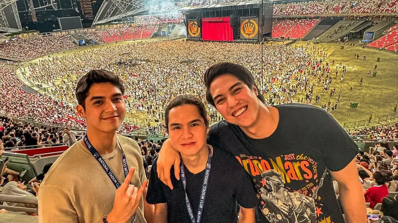 Gaya Rock n Roll Maia Estianty Nonton Konser Bruno Mars Bareng 3 Putra Ganteng Al, El, dan Dul