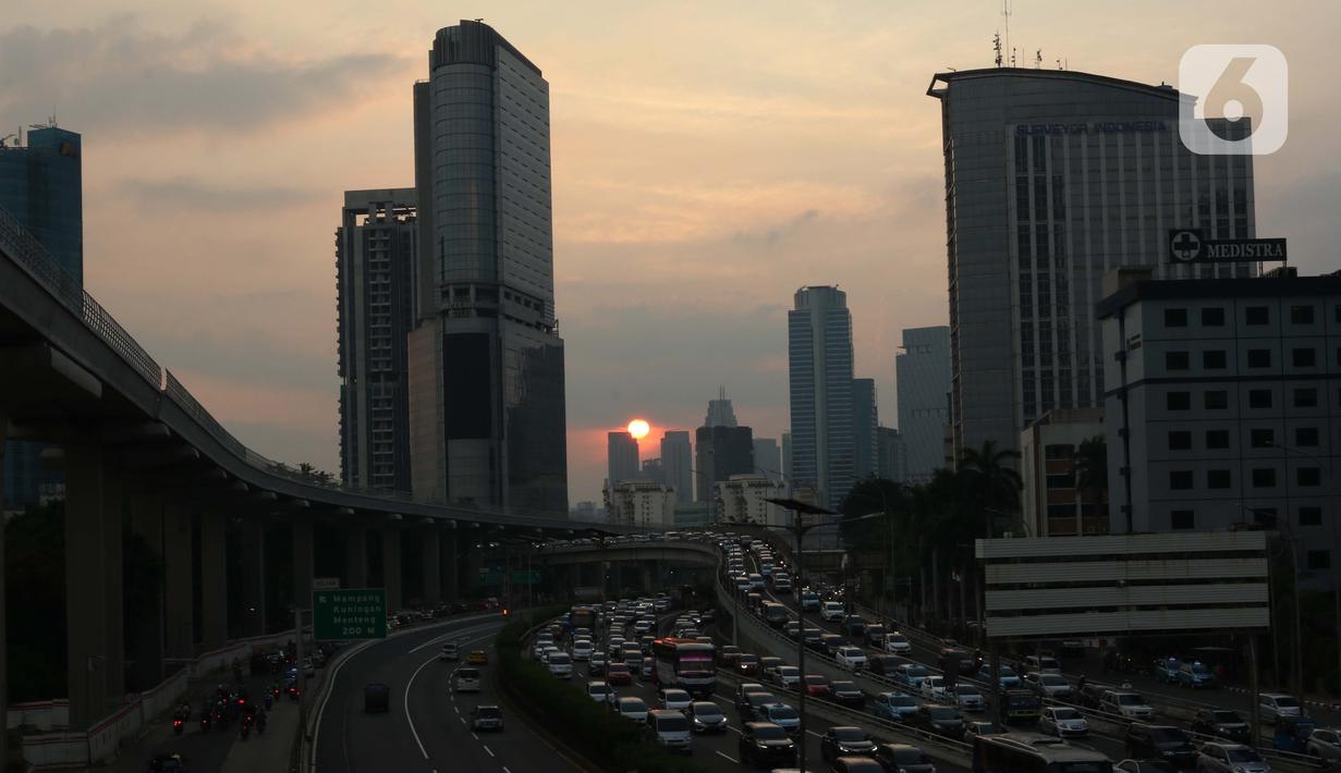 FOTO PSBB Belum Berakhir Jalanan Jakarta  Mulai Dipadati 