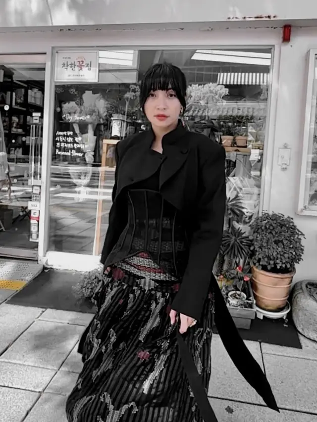 Hesti Purwadinata tampil serba hitam saat Berada di Acara K Drama Tempest di Korea Selatan. [@hestipurwadinata]