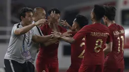 Pelatih Timnas Indonesia, Bima Sakti, merayakan gol yang dicetak Alfath Faathier ke gawang Timor Leste pada laga Piala AFF 2018 di SUGBK, Jakarta, Selasa (13/11). (Bola.com/M. Iqbal Ichsan)