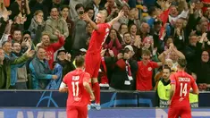 Penyerang Red Bull Salzburg, Erling Haaland (tengah) berselebrasi usai mencetak gol ke gawang Genk di Salzburg, Austria (17/9/2019). Remaja 19 tahun asal Norwegia ini tampil sensasional mencetak hattrick di matchday pertama Liga Champions. (Krugfoto/Apa/AFP)