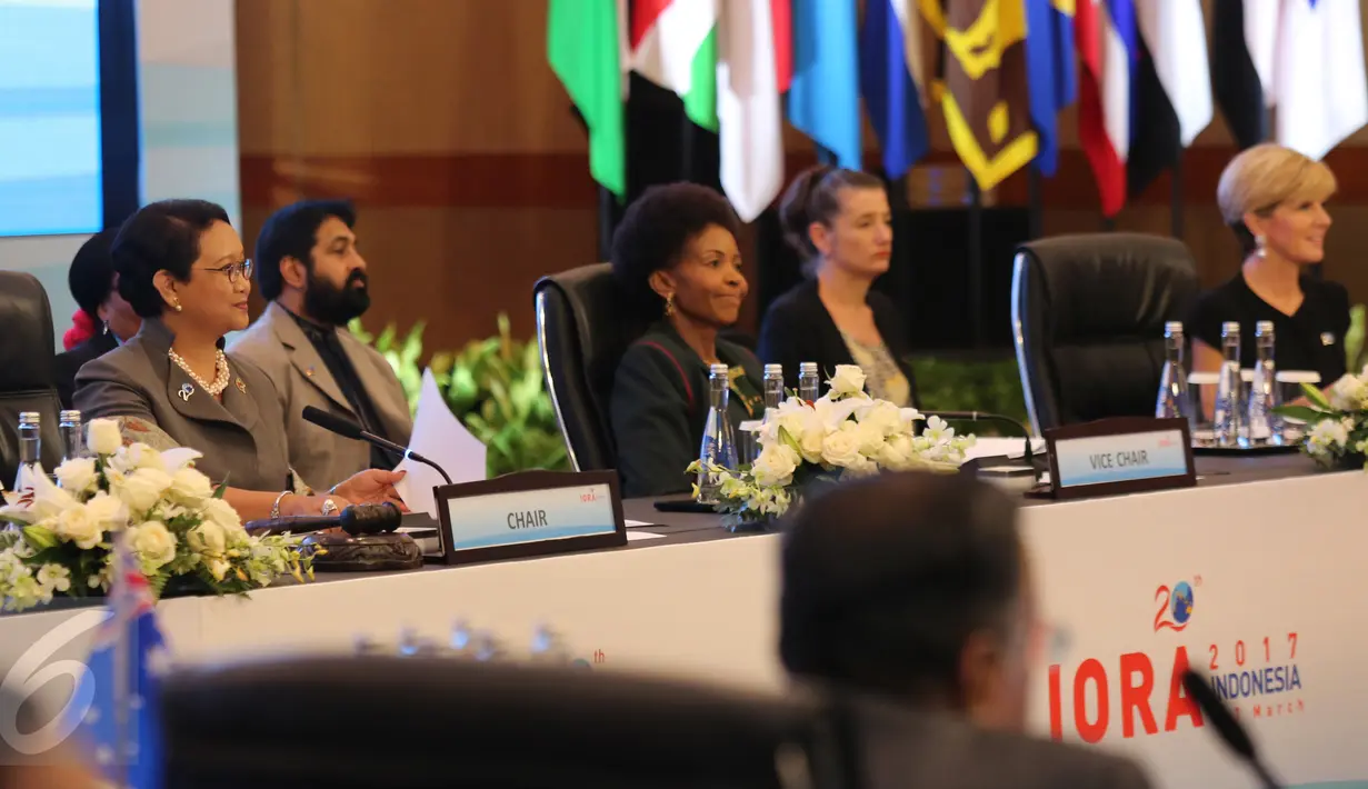 Menteri Luar Negeri RI, Retno Marsudi membuka dan memimpin pertemuan tingkat menteri dalam rangkaian Konferensi Tingkat Tinggi Asosiasi Negara Lingkar Samudera Hindia (IORA) di Jakarta Convention Centre, Senin (6/3). (Liputan6.com/Angga Yuniar)