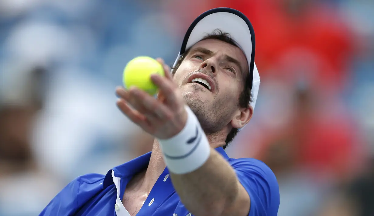 Petenis Inggris, Andy Murray saat menservis bola selama bertanding melawan Richard Gasquet dari Prancis  pada putaran pertama turnamen tenis Cincinnati Masters di Mason, Ohio (12/8/2019). Juara tiga kali Gand Slam Andy Murray takluk 4-6,4-6 atas Richard Gasquet. (AP Photo/Gary Landers)