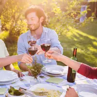 Pintar-pintar memanfaatkan momen supaya bisa disayang keluarga si pacar! (Foto: southernliving.com)