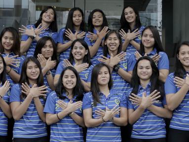 Pebasket Merpati Bali foto bersama saat berkunjung ke kantor Bola.com di Gondangdia, Jakarta, Jumat (16/3/2018). Dalam kunjungan tersebut para penggawa Merpati Bali berbagi cerita tentang persiapan Srikandi Cup 2018 seri ketiga. (Bola.com/M Iqbal Ichsan)