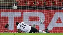 Pemain Jerman Antonio Ruediger bereaksi ketika pemain Swiss Remo Freuler (tidak dalam gambar) mencetak gol pada pertandingan UEFA Nations League di Cologne, Jerman, Selasa (13/10/2020). Pertandingan berakhir dengan skor 3-3. (AP Photo/Martin Meissner)