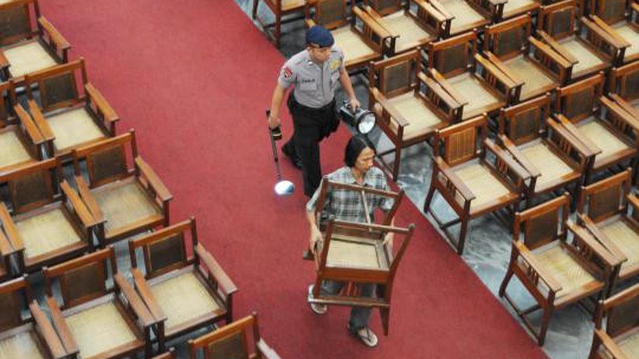 Tim Gegana Polri melakukan penyisiran gereja