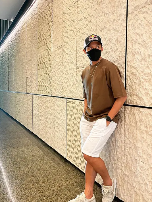 <p>Sedangkan di sini, Jonatan Christie terlihat berpose mengenakan t-shirt hijau polos, celana pendek berwarna putih, sneakers yang juga putih, dan cap. Ia tampak menambahkan beberapa aksesori sebagai statement yang menyempurnakan penampilannya secara keseluruhan. Foto: Instagram.</p>