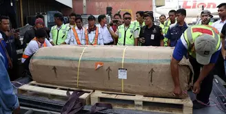 Sabtu (28/3) pagi, jenazah Olga Syahputra tiba di Terminal Cargo Bandara Soekarno-Hatta. (Foto: Muhammad Akrom Sukarya)