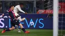 AC Milan unggul 1-0 pada menit ke-16. Tembakan Rafael Leao usai menerima umpan terobosan Zlatan Ibrahimovic sempat mengenai ujung kaki Gary Medel sebelum meluncur masuk ke dalam gawang Bologna yang dikawal Lukasz Skorupski. (AFP/Marco Bertorello)