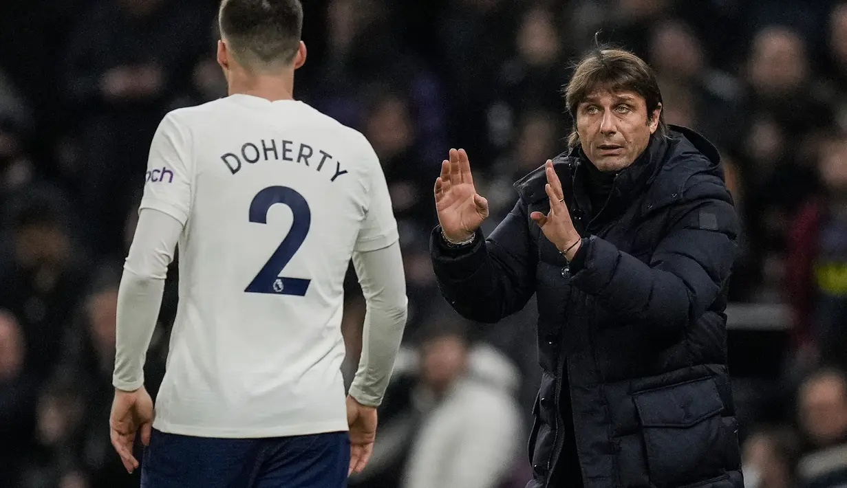 Pelatih Tottenham, Antonio Conte menginstruksikan bek Matt Doherty saat bertanding melawan Chelsea pada leg kedua semifinal Piala Liga Inggris di Stadion Tottenham Hotspur di London, Kamis (13/1/2022). ini merupakan kali kesembilan Chelsea ke final Piala Liga Inggris.(AP Photo/Alastair Grant)