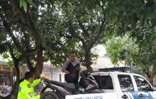 Jalan Berlubang Karawang Jadi Pemicu Kecelakaan, Pengendara Motor Terluka Parah