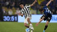 Penyerang Juventus Paulo Dybala (kiri) berebut bola dengan gelandang Inter Milan Nicolo Barella pada final Coppa Italia di Stadion Olimpico, Roma, Kamis (12/5/2022) dini hari WIB. Inter Milan juara Coppa Italia 2021/2022 usai menang 4-2 atas Juventus lewat babak perpanjang waktu. (AP Photo/Alessandra Tarantino)