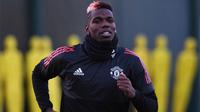 Gelandang Manchester United, Paul Pogba, mengikiuti sesi latihan jelang laga Liga Champions di Manchester, Senin (4/12/2017). Manchester United akan berhadapan dengan CSKA Moscow. (AFP/Paul Ellis)
