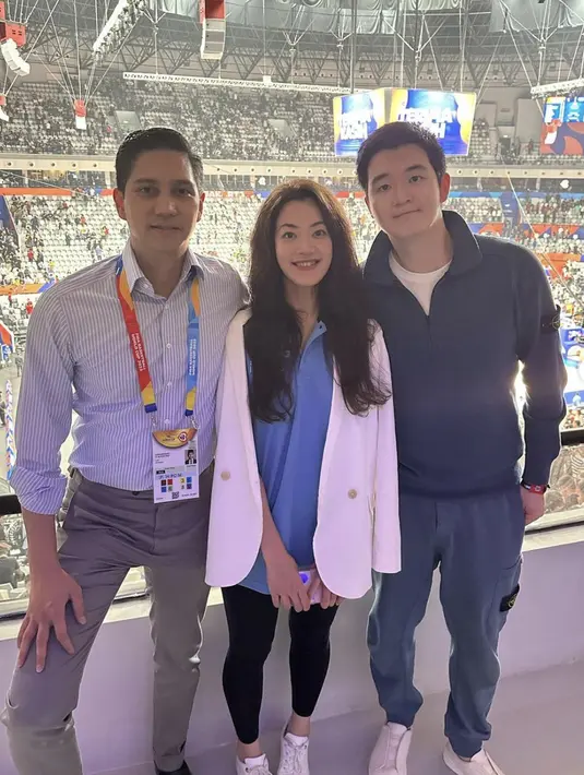 Kali ini, gaya ber-sneakers juga jadi sorotam. Berpadu blazer serta legging, kesan sporty chic berhasil ditonjolkan. [Foto: Instagram/ Budisatrio Djiwandono]