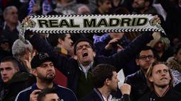 Ekspresi suporter Real Madrid saat mendukung timnya melawan Napoli pada laga 16 besar Liga Champions di Santiago Bernabeu stadium, Madrid (15/2/2017). Madrid menang 3-1. (AFP/Pierre-Philippe Marcou)