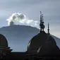 Gunung Marapi mengeluarkan abu vulkanik terlihat dari Kecamatan Banuhampu, Kabupaten Agam, Sumbar, Rabu (21/9). Sebaran abu vulkanik menjangkau beberapa kabupaten/kota di Sumbar. (Antara)