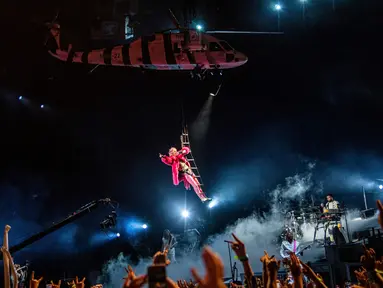 Machine Gun Kelly tampil di FirstEnergy Stadium, Cleveland, Ohio, Amerika Serikat, 13 Agustus 2022. Machine Gun Kelly muncul di atas panggung tepat setelah jam 9 malam, tergantung dari helikopter prop sambil menyanyikan lirik "Born with Horns." (Photo by Amy Harris/Invision/AP)