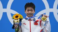 Quan Hongchan,(15) atlet loncat indah asal Tiongkok merebut medali emas Olimpiade Tokyo 2020 lewat nomor papan 10 meter perorangan putri. (Attila KISBENEDEK / AFP)