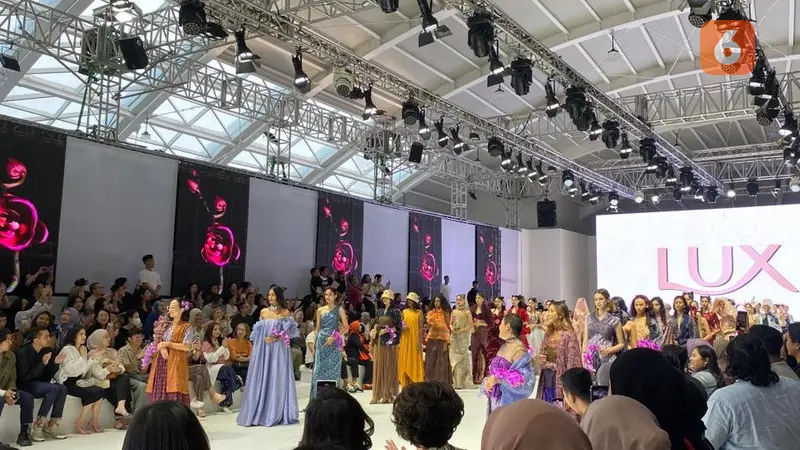 Napas Kepercayaan Diri dan Ekspresi Perempuan dalam Koleksi Bernuansa Bunga dan Lipatan di JFW 2024