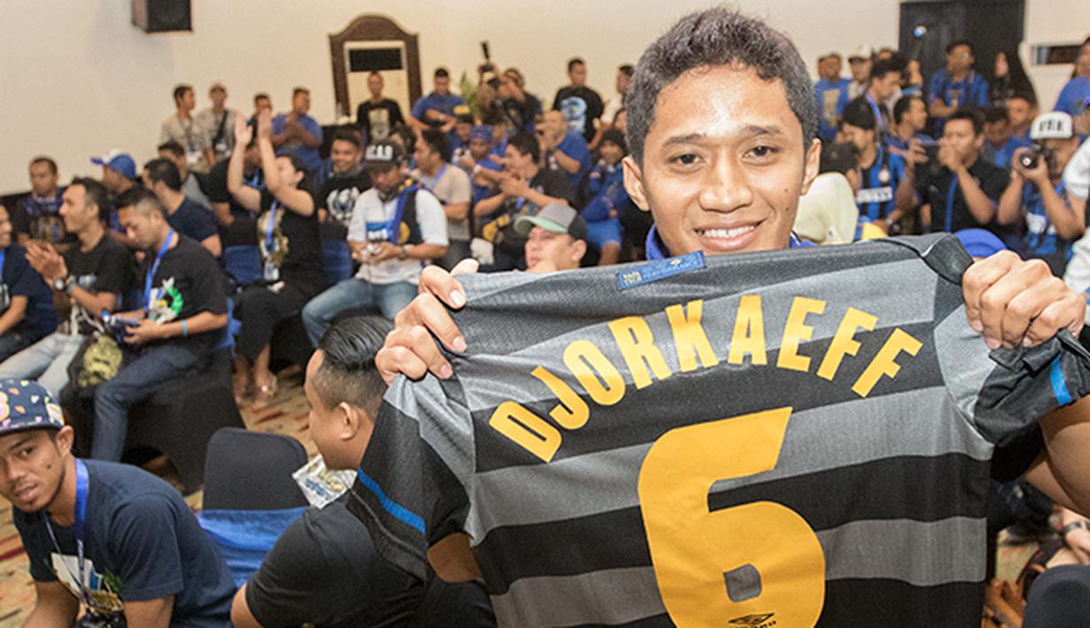 Seorang pendukung Inter Milan memegang jersey saat mengikuti Gathering Nasional Inter Club Indonesia (ICI) IV di Bali, Jumat (28/8/2015). Gathnas kali ini terasa spesial karena kehadiran Youri Djorkaeff. (Bola.com/Vitalis Yogi Trisna)