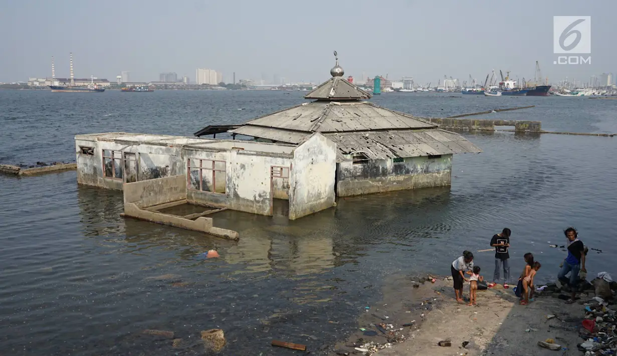 Bangunan tempat ibadah berada di perbatasan laut dan daratan di kawasan Muara Baru, Jakarta Utara, Selasa (30/7/2019). Naiknya permukaan air laut selama bertahun-tahun menyebabkan kawasan tersebut terendam banjir hingga menyatu dengan lautan. (Liputan6.com/Immanuel Antonius)