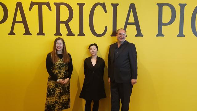 Melihat Refleksi Kasih Sayang Lewat Patung Hybrid Manusia-Orang Utan Karya Patricia Piccinini asal Australia