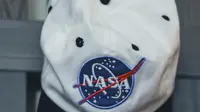 Ilustrasi topi berlogo NASA (dok. Unsplash.com/Edgar Moran)