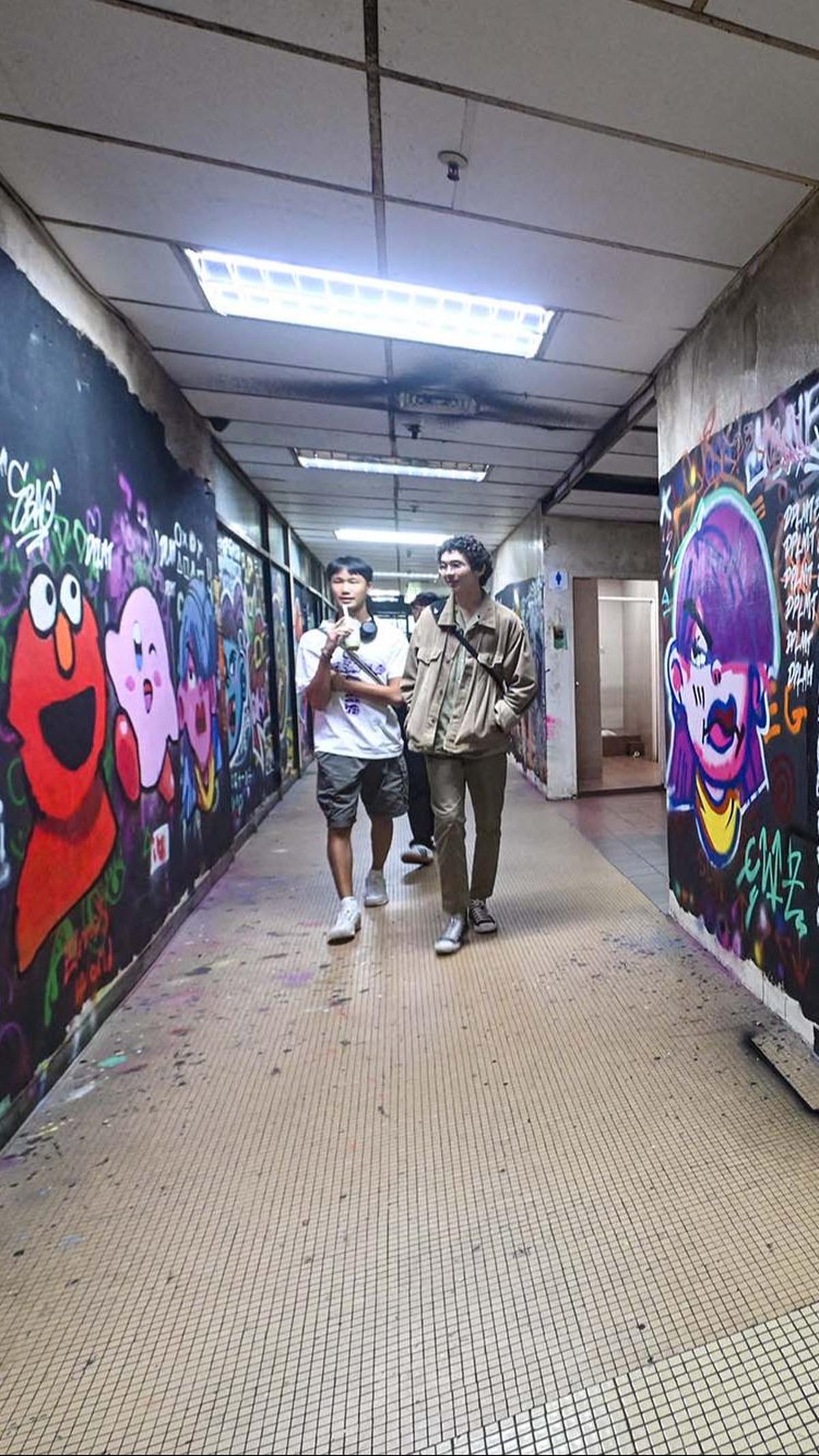 Namun siapa sangka jika karya seni tersebut kini justru menghidupak kembali mal yang mati dan terbengkalai di negara tersebut.&nbsp;Foto: Roslan Rahman/AFP
