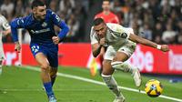 Pemain depan Real Madrid asal Prancis #09, Kylian Mbappe, berebut bola dengan pemain bertahan Getafe asal Spanyol #21 Juan Iglesias selama pertandingan Liga Spanyol antara Real Madrid CF dan Getafe CF di stadion Santiago Bernabeu di Madrid pada tanggal 1 Desember 2024. (JAVIER SORIANO/AFP)