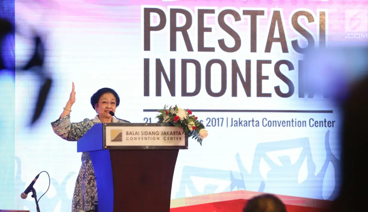 Presiden kelima RI Megawati Soekarnoputri memberikan sambutan pada Festival Prestasi Indonesia di JCC Jakarta, Senin (21/8). Acara tersebut juga diramaikan dengan adanya sejumlah stan dari kementerian dan lembaga. (Liputan6.com/Johan Tallo)