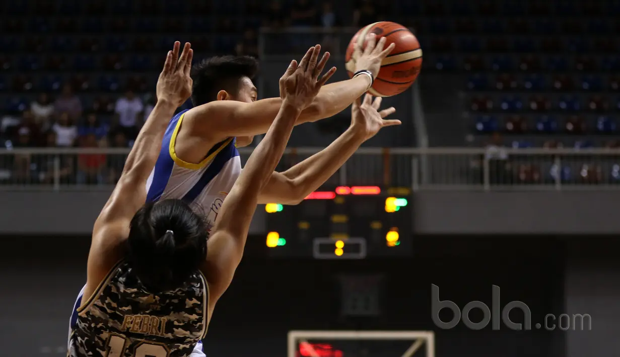Pemain CLS Knights, Febri melakukan adangan terhadap pergerakan pemain Satria Muda pada laga semifinal IBL di Britama Arena, Kelapa Gading, Jakarta, Minggu (23/4/2017). Satria Muda menang 74-69. (Bola.com/Nicklas Hanoatubun)
