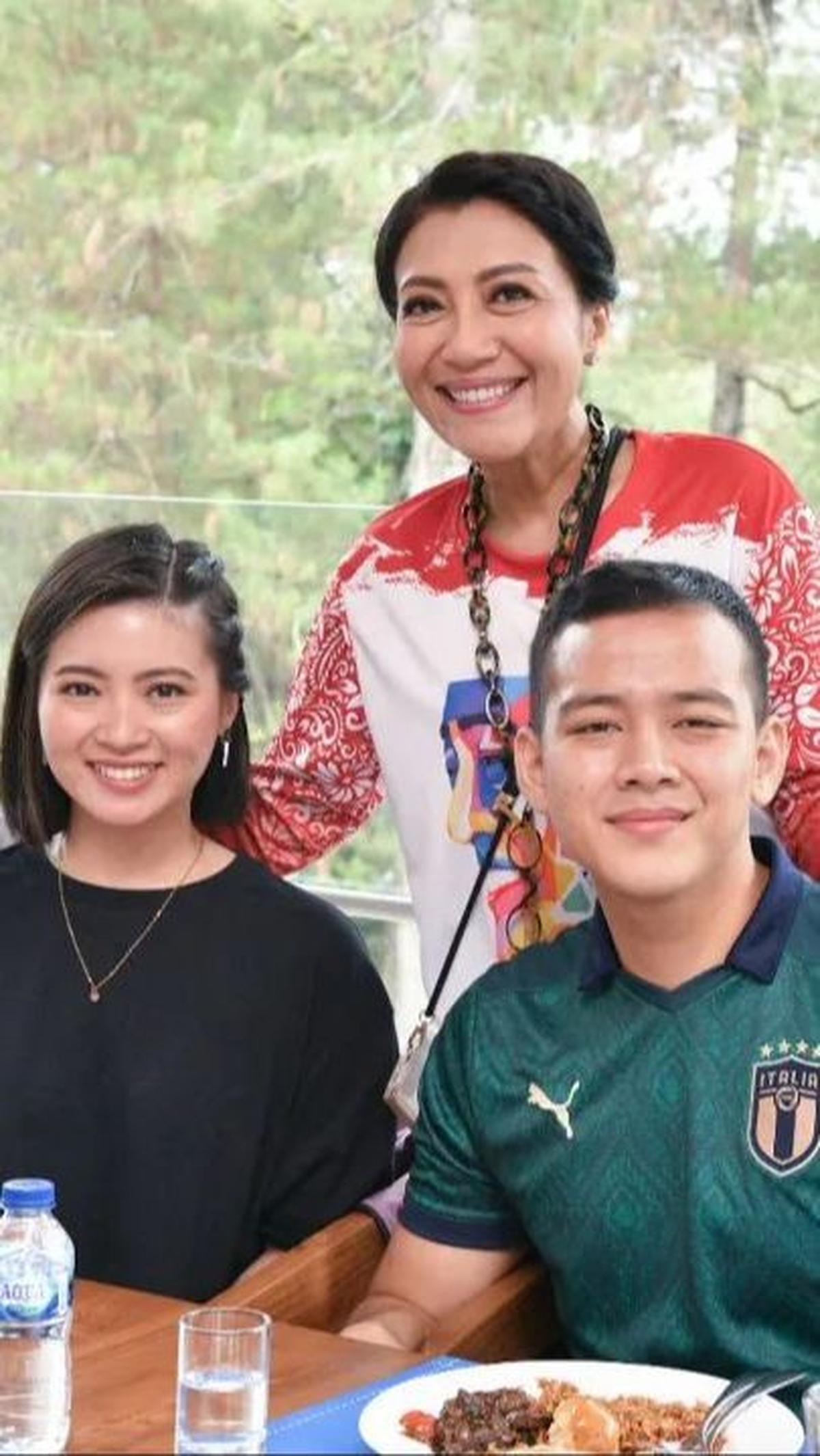 Di salah satu foto liburan keluarga Andika Perkasa, terlihat Hetty Andika Perkasa tengah merangkul Angela dan Hafiz yang duduk bersebelahan.<br>