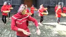 Anak-anak berlatih tari tradisional di Rumah Budaya Nusantara Puspo Budoyo, Ciputat, Tangerang Selatan, Minggu (15/11/2020). Latihan tari di masa pandemi dengan protokol kesehatan ini salah satunya bertujuan menanamkan nilai budaya bangsa kepada generasi muda sejak dini. (merdeka.com/Arie Basuki)