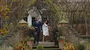 Pangeran Harry dan aktris AS, Meghan Markle berjalan untuk mengumumkan pertunangan mereka kepada media di Kensington Palace, London, Senin (27/11). Pangeran Harry dan Meghan Markle bertunangan di London pada awal November ini. (AP/Matt Dunham)