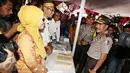Kapolri Jendral Badrodin Haiti berbincang dengan panitia TPS Kampung Pilkada RW 03, Depok, Jawa Barat, Rabu (9/12). Kapolri turun langsung ke lapangan untuk memastikan kelancaran Pilkada. (Liputan6.com/Immanuel Antonius)